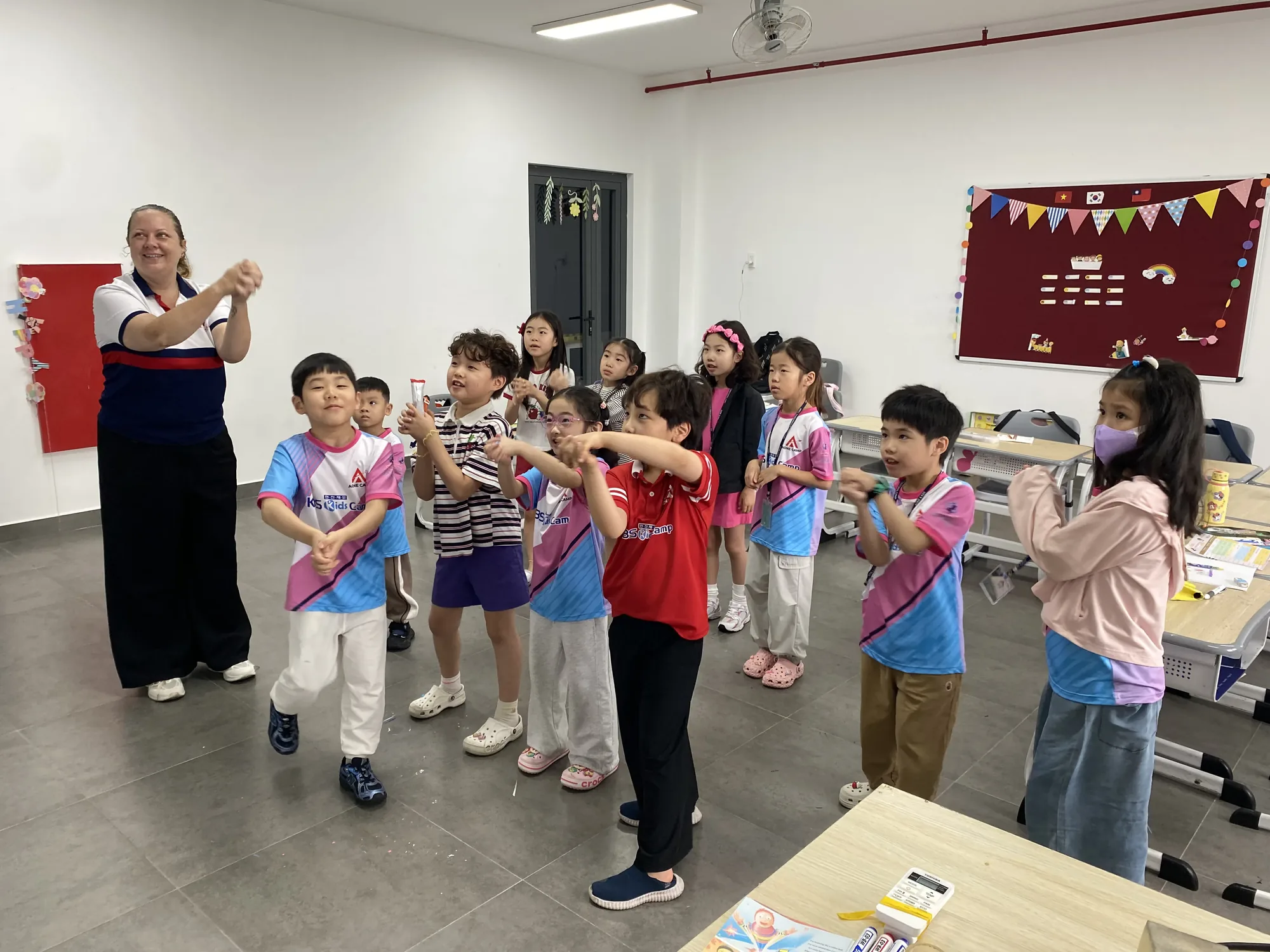 ネイティブ教師とみんなで活動するキャンプの子どもたち
